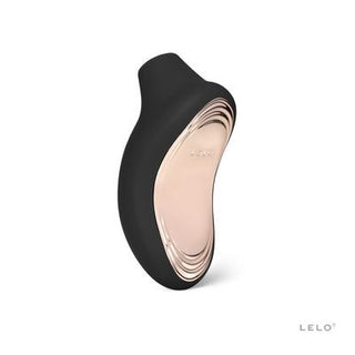 LELO Sona 2 Cruise är en elegant svart och guldplagg för personlig vård med en modern, kurvig design och reflekterande yta, med varumärket "Lelo" i hörnet.
