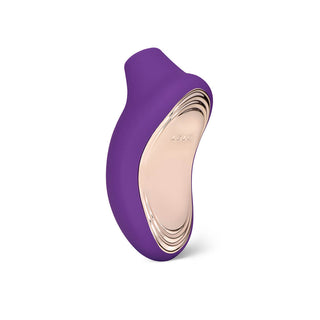 LELO Sona 2, med en elegant lila och gulddesign, erbjuder en lyxig klitorisstimulatorupplevelse med sin kurviga form.