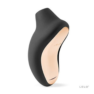 En svart LELO Sona Cruise med ergonomisk form har en guldaccent på undersidan, visad på en vit bakgrund med "LELO" synligt i det nedre högra hörnet.