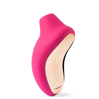 LELO Sona Cruise är en rosa, handhållen massageapparat med en kurvig form med en guldaccent, som erbjuder en mjuk struktur och ergonomisk design för intuitiv användning.