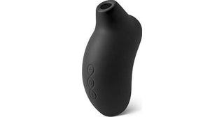 LELO Sona Cruise är en kompakt och ergonomiskt designad svart enhet, med en liten toppöppning, tre sidokontrollknappar, en slät yta och en böjd form.