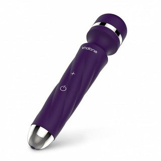 Nalone Lila Massagestav är en lila handhållen massageapparat med metalliska accenter och sidokontrollknappar, designade för att förbättra sexuell njutning med anpassningsbara vibrationsinställningar.