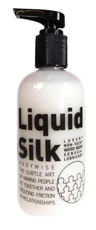 Bottle of Liquid Silk Glidmedel, ett vattenbaserat glidmedel med en snygg svart pumpdispenser och text som framhäver dess unika egenskaper. Idealisk för en smidig upplevelse på grund av dess specialiserade formel.