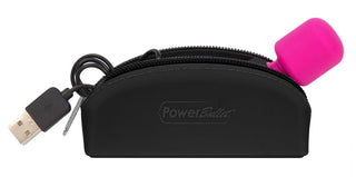 En svart ficka med dragkedja innehåller en USB-kabel och den eleganta Palm Power Pocket Wand i rosa, med ett flexibelt huvud för mångsidig användning.