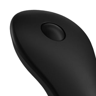 Närbild av den eleganta svarta Satisfyer Little Secret Trosvibratorn, med en liten rund knapp på ytan mot en vit bakgrund. Denna enhet erbjuder kraftfulla vibrationer och kan bekvämt styras via en trådlös fjärrkontroll.