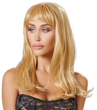 En person med långt blont hår och lugg, klädd i en svart spetstopp, blickar åt sidan mot en vit bakgrund. De eleganta låsen liknar en Lång Blond Peruk, och fångar essensen av förtrollad realism i fantasifull rollspel.