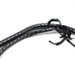 Saknar Bullwhip med flera svansar på en vit bakgrund, som liknar den eleganta stilen hos ett Wetlook Elegans-tillbehör.