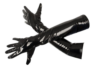 Glansiga, svarta armbågslånga handskar korsas över en vit bakgrund och visar deras glänsande struktur. Märkt som Långa Vinylhandskar ger de en sensuell touch till varje ensemble med sin eleganta design.