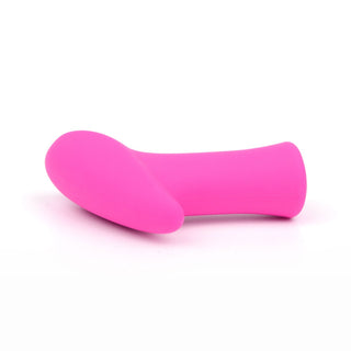 Den rosa Lovense Ambi bärbara leksaken har en böjd design, platt bas och slät struktur mot en vit bakgrund.