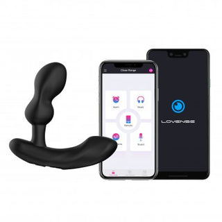 Den eleganta Lovense Edge 2 - Prostata Vibrator i svart sitter bredvid en smartphone och framhäver det intuitiva kontrollgränssnittet i Lovense-appen.