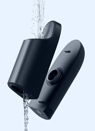 Arcwave Ion Masturbator, förstärkt med Smart Silence-teknik, är inramad mot en ljusblå bakgrund med vatten som stänker från ett digitalt duschhuvud i förgrunden.