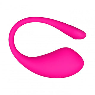 Lovense Lush 3 Appstyrd Vibrator är en rosa bärbar massageapparat med en böjd design och slät struktur, idealisk för G-punktsstimulering. Den kan enkelt styras med en smartphone-app för en personlig upplevelse.