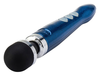 Die Cast 3R Doxy Wand är en blå handhållen massageapparat med ett svart rundat silikonhuvud och tre knappar på handtaget, perfekt för att rikta in sig på olika vibrationsområden.