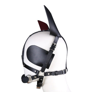 Mannekänghuvudet från Häst Huvudmask bär en svart cosplay-lädersele med lekfulla hundöron och en klocka, som erbjuder en spännande blandning av fantasi och realism.