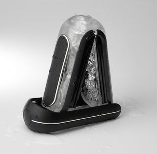 Tenga Fliphole Zero, en elegant svart och genomskinlig personlig vårdenhet med en strukturerad insida, visas på en våt yta, täckt av vattendroppar.