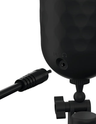 Närbild av en svart mikrofon på ett stativ med en kabel ansluten, som påminner om den eleganta och precisa designen hos PDX Elite Mega Milker.