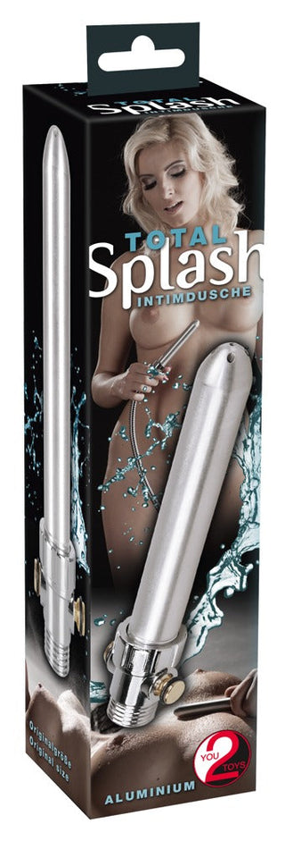 Boxen innehåller Total Splash - Intim Dusch Till Rumpan, illustrerad med vattenstänk och en person som håller i en slang, vilket framhäver den ultimata duschupplevelsen.