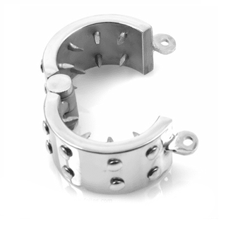 Ett slående silverarmband som heter "Pungkrossare Med Nitar" har en spetsad metalldesign med invecklade gångjärns- och skruvdetaljer.
