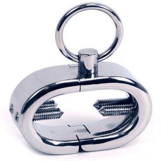 Metall Pungkrossare är en ergonomisk silvermetalloval enhet med ett centralt gångjärn, ring och två skruvar för effektiv användning.