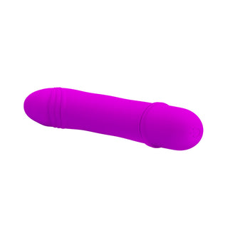 Pretty Love Beck-vibratorn, i rosa, har en texturerad spets och subtila kanter för ökad njutning. Isolerad på en vit bakgrund är denna cylindriska sexleksak ett lockande tillägg till vilken samling som helst.
