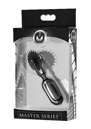 Den svarta spikaren i Master Series har ett reflekterande handtag och ABS-konstruktion, vilket framhäver Mini Pinwheel Lil Devil-designen.