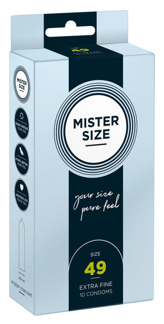 En ljusgrå ask Mister Size Kondomer, storlek 49, extra fin, med 10 kondomer inuti visas. Paketet läser "din storlek ren känsla" och betonar premiumkvalitet med olika ikoner och varumärkesdetaljer.