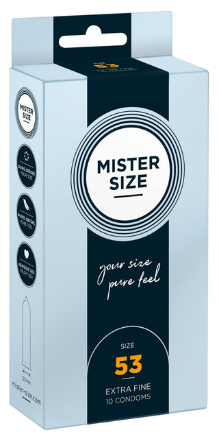 En ljusblå ask Mister Size Kondomer, märkt "Size 53", innehåller 10 extra fina kondomer med sloganen "din storlek, ren känsla". Förpackningen innehåller en cirkulär logotyp och en storlekstabell för olika storlekar.