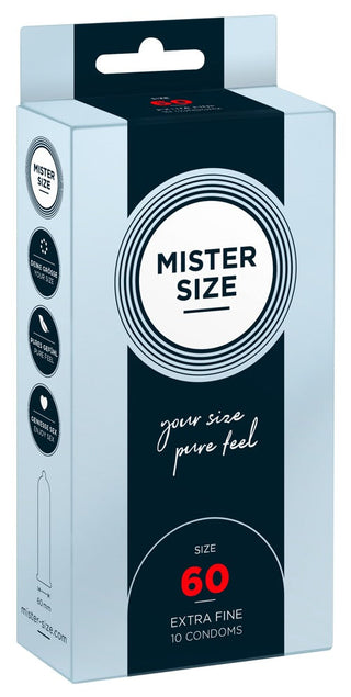 En ljusblå och svart Mister Size Kondomer-låda, märkt "din storlek ren känsla", framhäver dess premiumkvalitet. Boxen "Size 60" innehåller 10 extra fina kondomer och har ett kondomdiagram på sidan som framhäver olika storlekar.