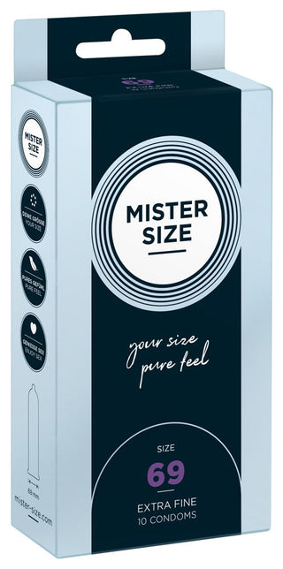 En låda med Mister Size Kondomer märkt "Size 69: Extra Fine, 10 Condoms" framhäver förstklassig kvalitet och lovar en "ren känsla" med säker stängning och naturliga sensationsikoner. Den ljusa och mörkblå förpackningen med vit text framhäver olika storleksalternativ.