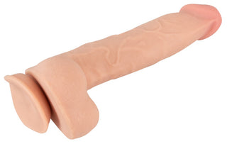 Nature Skin Realistisk Dildo 25 cm är en beige protetisk lem designad för fastsättning, tillverkad med strukturerad yta och rundade kanter med hjälp av Nature Skin-teknologi för en verklighetstrogen känsla.