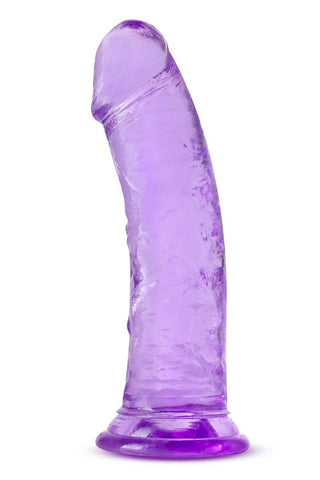 Roar N' Ride Dildo är en lätt genomskinlig lila silikonleksak, med en böjd design med en strukturerad yta, en slät spets och en utsvängd bas för stabilitet.