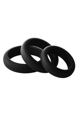 Tre svarta gummiringar, liknande de från RamRod Silicone Cockring 3-Pack, staplas elegant på en transparent bakgrund.