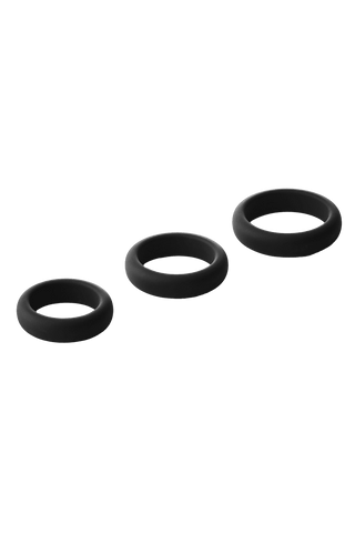 En uppsättning med tre svarta RamRod Silicone Cockring 3-Pack-ringar, var och en varierande i storlek, visas i rad på en vit bakgrund för att framhäva denna mångsidiga sexleksak.