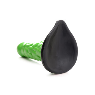 Upptäck Radioactive Monsterdildo: ett grönt, texturerat silikonmästerverk med en utomjordisk charm. Dess stora svarta, droppformade bas kontrasterar vackert mot en vit bakgrund - en sann fantasiexleksaker-skapelse.