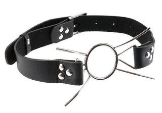 Metall Spider Gag har svart läder med metallring och justerbara spännremmar, perfekt för äventyrlig utforskning.