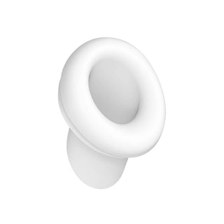 Ett minimalistiskt vitt, ringformat föremål sitter på en ljusgrå bakgrund, som återspeglar den eleganta designen hos Munstycke 5-Pack Satisfyer.