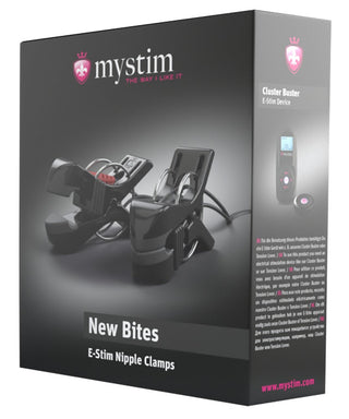 Box av Mystim E-Stim Bröstklämmor med enhetsbild, logotyp och guldpläterade kontakter för överlägsen anslutning.