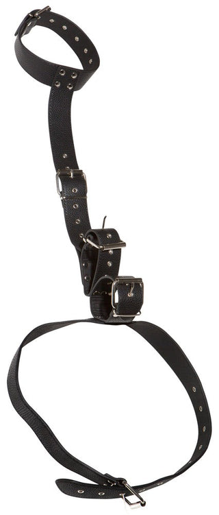 En elegant svart läderhals och handfasthållningssele med flera justerbara remmar och spännen, perfekt för att lyfta dina BDSM-sessioner.