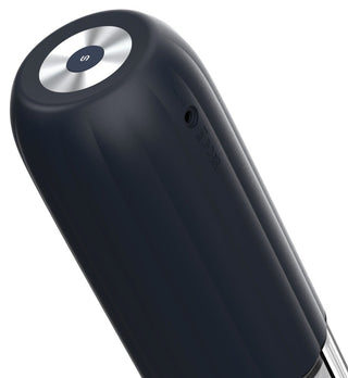 Närbild av Svakom Alex Neo 2, en elegant svart cylindrisk högtalare med en silverknapp på toppen, med avancerad teknik, USB-port och kontrollknappar.