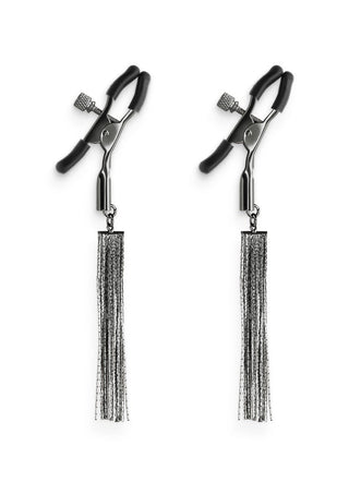 Nipple Clamps Bound har silver tofsklämmor med svarta gummispetsar och justerbara skruvar, perfekt för erotisk utforskning. Kedjor hänger elegant från klämmorna, vilket skapar en elegant dinglande effekt mot den metalliska designen.