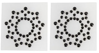 Vid första anblicken frammanar de två svarta prickspiralmönstren på vit bakgrund modern konststil och kan misstas för Stjärnor Nipple Covers.