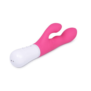 Lovense Nora är en rosa och vit dubbelmotorvibrator med en böjd design och dubbla förlängningar för G-punkts- och klitorisstimulering, som erbjuder appbaserad fjärrkontroll.