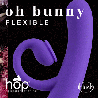 HOP - Oh Bunny - Sugande Rabbitvibrator 19 cm stoltserar med en livlig lila färg och flexibel, böjd design för riktad njutning. Med premium silikonmaterial lovar den att få dig att rodna av förtjusning mot en blommig bakgrund.