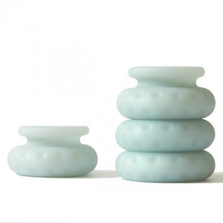 Två ljusblå, frostade glasvaser som liknar OHNUT - Classic Soft Buffer Rings har en design i tre lager och en enkellagersdesign mot en orörd vit bakgrund.