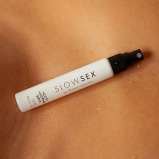 En vit sprayflaska märkt Bijoux Indiscrets - Ökar Saliv 13 ml vilar på slät hud, vilket tyder på ökad salivproduktion för en mer njutbar oral upplevelse.