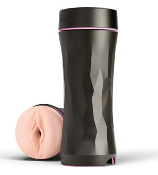 En texturerad mörk behållare har en delvis synlig rosa silikonfodral, vilket förstärker den diskreta elegansen hos Mystim Opus E-Stim Masturbator.