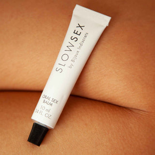 The Bijoux Indiscrets - Slowsex Oralsex 10 ml balsam vilar på en slät hudbakgrund och erbjuder en oral upplevelse med en distinkt kylande effekt.