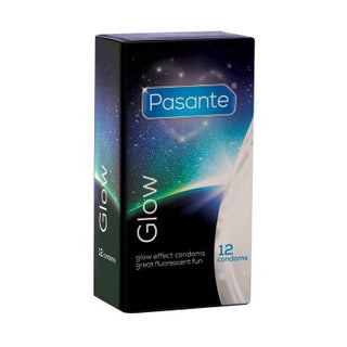 Pasante Glow 12-pack kondomer, gjorda av fluorescerande material, erbjuder en stjärnklar nattdesign för magiska glöd-i-mörkret-upplevelser samtidigt som de garanterar säkerhet med högkvalitativ latex.