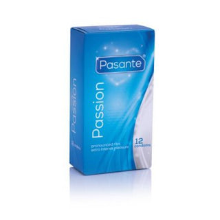 Pasante Passion Condoms 12-pack har blå lådor med expertdesignade räfflade kondomer för intensiv njutning.