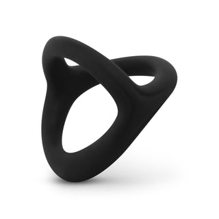 En slät svart abstrakt skulptur med sammanflätade öglor, som påminner om en elegant design, ekar stilen hos Flexibel Silikon Pung & Penisring mot en vit bakgrund.